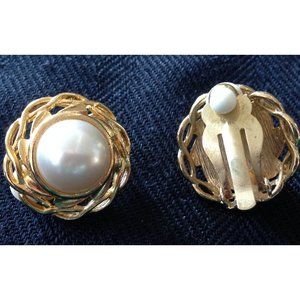 Vintage mid-century 1950s 1960s simulated pearl gold tone button clip earrings